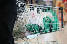 Grandes superfícies de supermercados irão cancelar a venda dos sacos plásticos descartáveis até ao final do ano