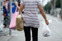 Grandes superfícies de supermercados irão cancelar a venda dos sacos plásticos descartáveis até ao final do ano