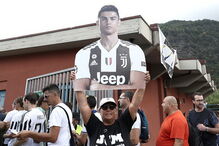 Ronaldo leva pequena vila à loucura	