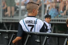 Ronaldo leva pequena vila à loucura	