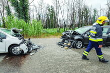 Violência da colisão deixou as frentes dos carros irreconhecíveis