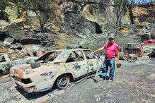 Carros da família e trator foram destruídos pelo fogo