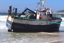 Traineira encalha em praia da Figueira da Foz