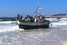 Traineira encalha em praia da Figueira da Foz