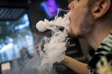 Cigarro eletrónico, também chamado de vape é um aparelho mecânico desenvolvido para simular um cigarro e o ato de fumar