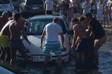 Cinco carros mal estacionados alagados pelo mar em Vila Praia de Âncora