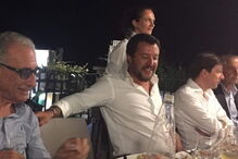 Presença de ministro do Interior italiano em festa após colapso de ponte gera revolta