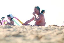 Fernanda Serrano na praia com a família