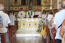 Valores oferecidos pelos fiéis durante as missas vão reverter para as vítimas 