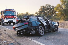 Carro em que viajavam as vítimas mortais. Acidente ocorreu na EN251, entre Vimieiro e Pavia 