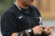 Primeira árbitra transexual apita jogo de futebol feminino