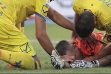 Stefano Sorrentino parte o nariz ao chocar contra Ronaldo