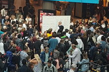 Informação de voos em Gatwick escrita à mão após falha de sistema