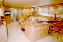 Sala é uma das zonas públicas do barco, que está preparado para receber até 10 convidados 
