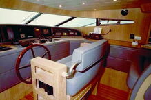 Ponte deste luxuoso iate, que exige cinco tripulantes em permanência, para garantir a segurança da navegação 