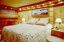 Quartos de dimensões generosas, devidamente equipados,  asseguram o conforto dos passageiros 