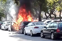 Chamas deflagraram num carro estacionado junto a outras viaturas, na avenida Sá Carneiro, em Quarteira