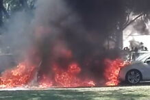 Chamas deflagraram num carro estacionado junto a outras viaturas, na avenida Sá Carneiro, em Quarteira