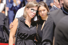 A filha mais velha do empresário, Filipa Rocha Paris, e uma das netas de Pedro Queiroz Pereira à saída dos Jerónimos