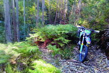 Cabo junto a uma mota