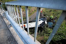 Autocarro cai de viaduto e provoca três mortos na Finlândia