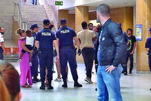 Polícias de serviço no tribunal junto de familiares dos arguido 