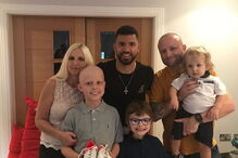 Menino com cancro foi visita de casa de Sergio Aguero