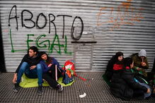 Ativistas manifestam-se a favor do aborto legal, na Argentina