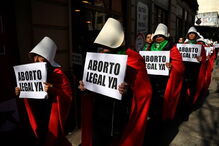 Ativistas manifestam-se a favor do aborto legal, na Argentina