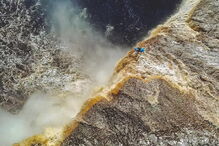 Vídeo mostra homem a sobreviver a queda de 32 metros em caiaque