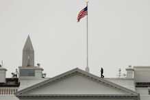 Bandeira dos EUA na Casa Branca após a morte de McCain