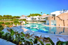 Hotel de cinco estrelas tem várias piscinas 