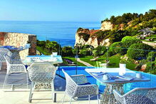 Hotel de cinco estrelas tem várias piscinas 