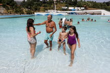 Marcelo na Praia das Rocas, em Castanheira de Pera
