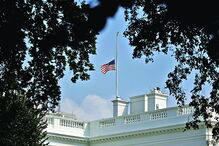 Bandeira a meia haste na Casa Branca