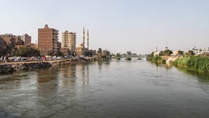 Miniautocarro cai de 'ferryboat' no rio Nilo. Há pelo menos 15 jovens mortas e três desaparecidas
