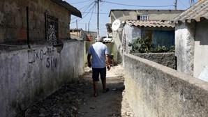 Mais de três mil pessoas vivem em bairro clandestino de Almada