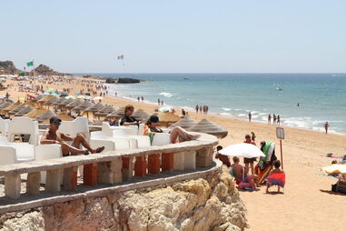 Albufeira quer proibir biquínis e calções nas ruas e esplanadas