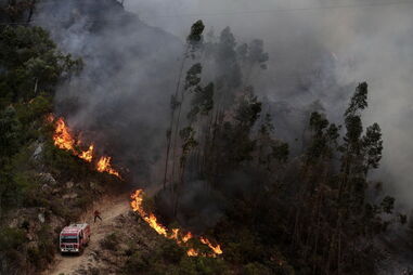 Bombeiros combatem incêndio na Serra de Monchique