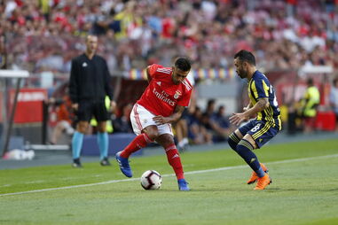Salvio conduz a bola em jogada do Benfica - Fenerbahçe