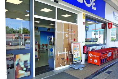 Assaltantes atiraram carro contra o estabelecimento para o roubar