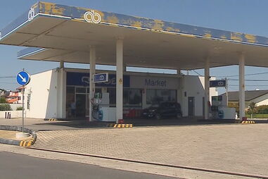 Atiram carro contra loja em assalto