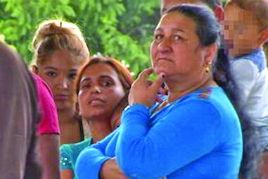Pilar Ramiro  (à direita) é tida como a líder da rede de tráfico de armas e de droga. Foi detida no acampamento pelas autoridades em julho de 2016 para cumprir uma pena de seis anos 