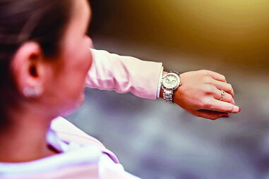 Relógios atrasam uma hora na próxima madrugada