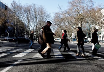 15 peões multados em menos de 24 horas por atravessarem rua fora da  passadeira - Sociedade - Correio da Manhã
