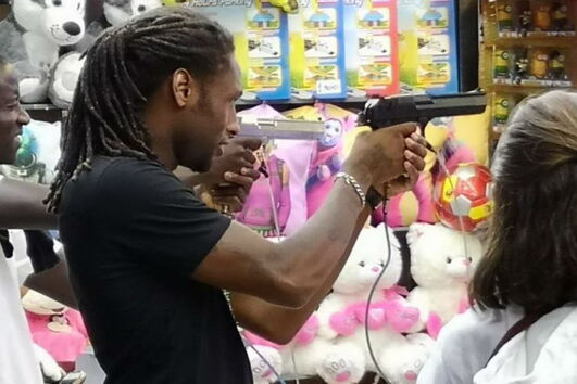 Rúben Semedo fotografado com arma de brincar nas festas de Huesca