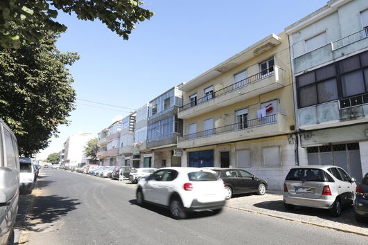 O casal vivia no 2º esquerdo deste prédio na rua João de Deus, na Venda Nova