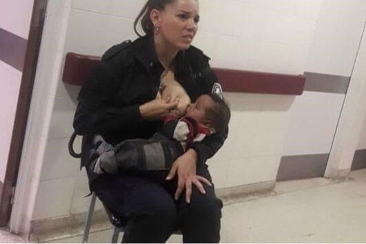 Agente dá de mamar a bebé
