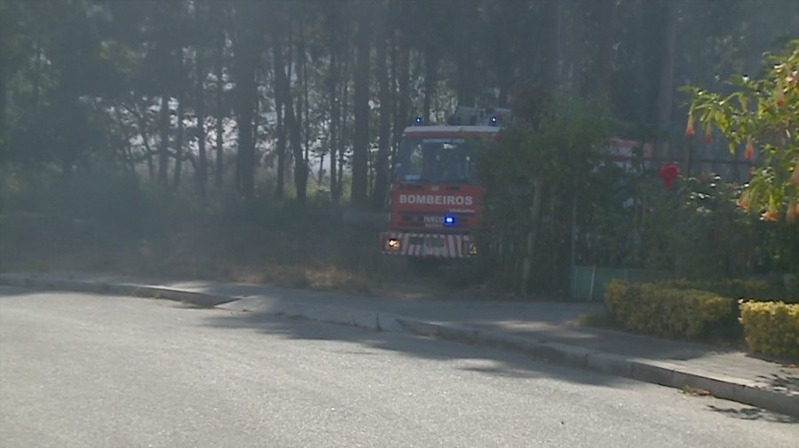 Incêndio deflagra junto à fábrica Ramirez e a habitações em Matosinhos