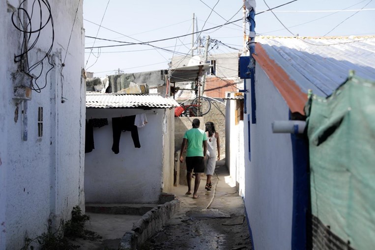 Mais de três mil pessoas vivem em bairro clandestino de Almada